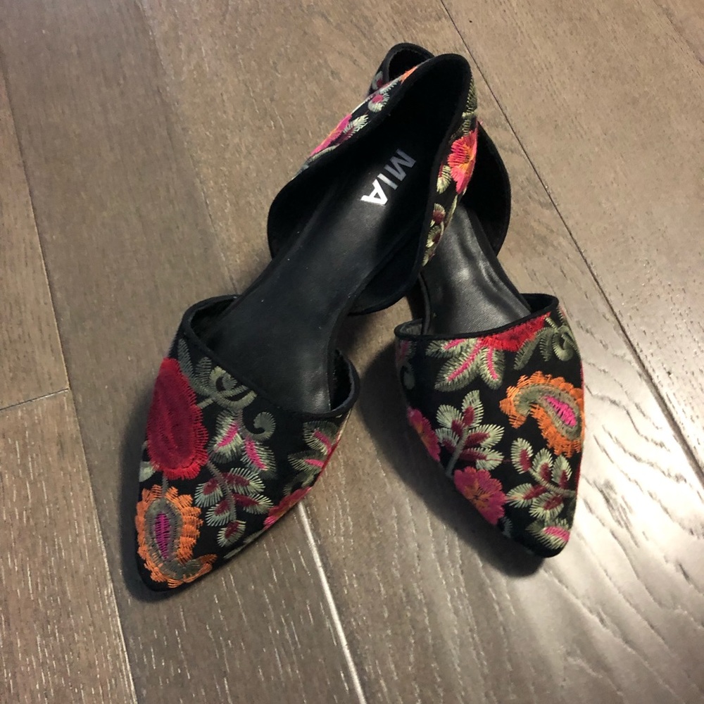 Embroidered flats